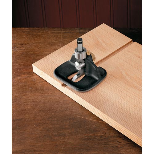 Cutting Groove into workpiece with the Veritas Medium Router Plane