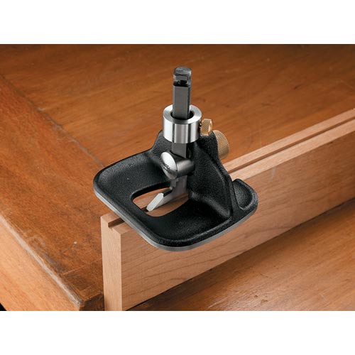 Cutting Groove into workpiece with the Veritas Medium Router Plane