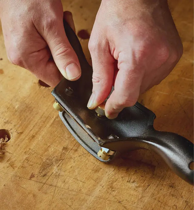 Woodworking adjusting  the Veritas Cabinet Scraper