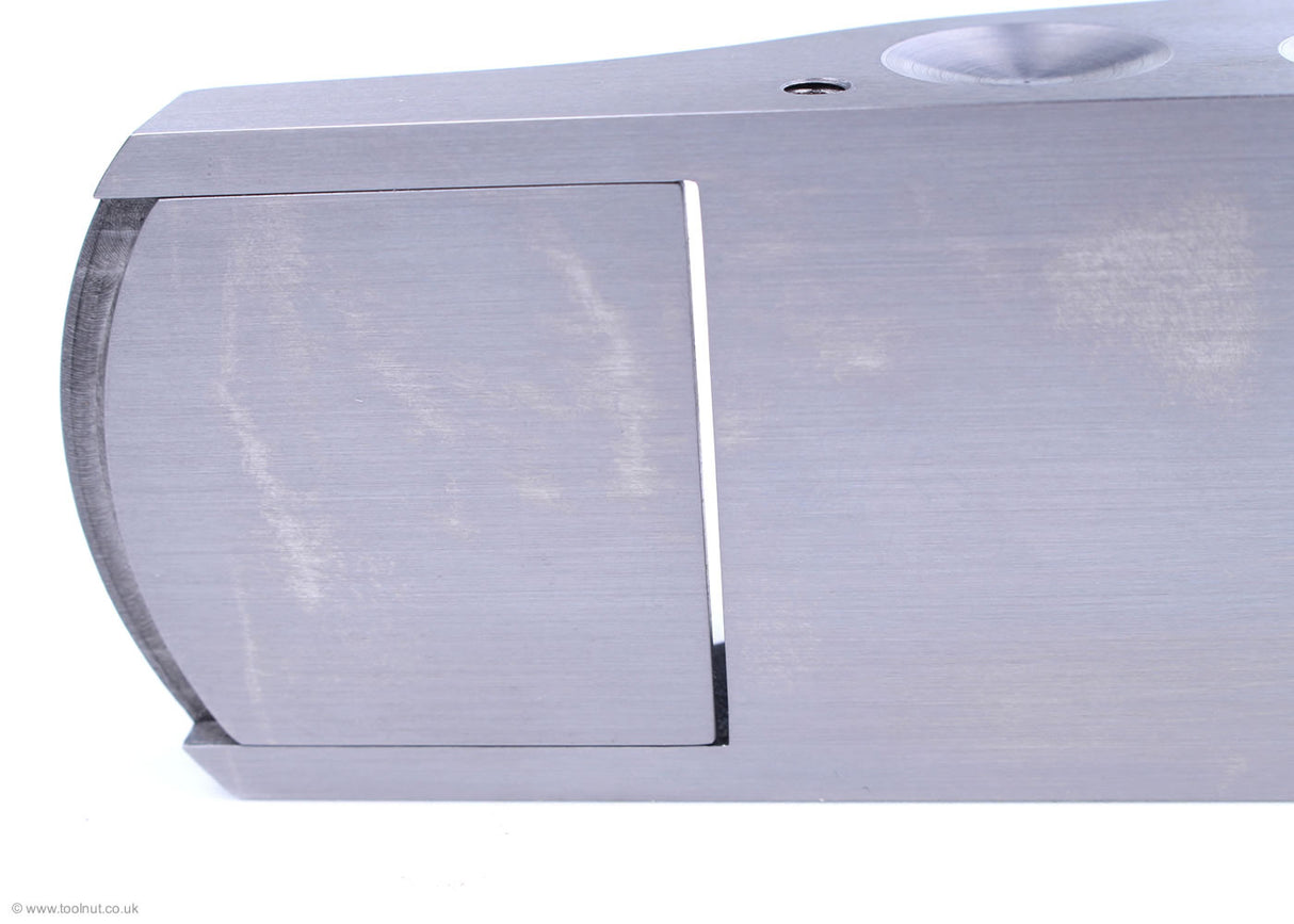 veritas block plane - close up view of planes adjustable mouth piece